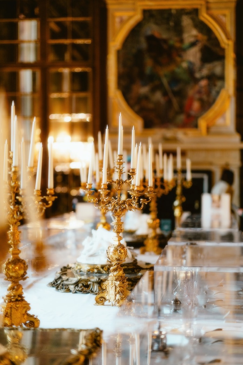 Table dressée aux chandelles