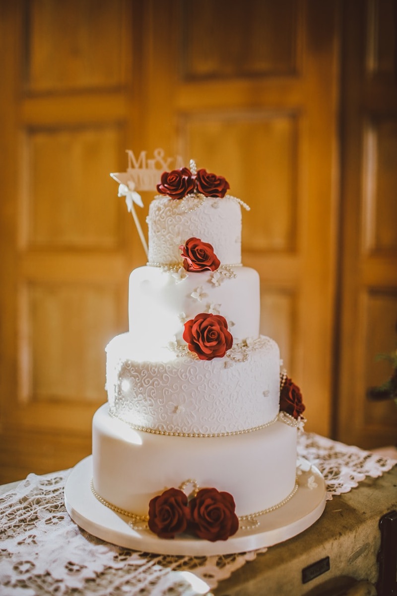 Wedding cake & roses